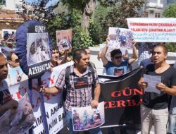 Azeriler İran Büyükelçiliği Önüne Siyah Çelenk Bıraktı