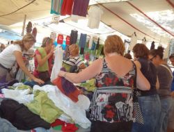 Kuşadası Tekstil Pazarı'nda Bayram Hareketliliği Yaşanıyor