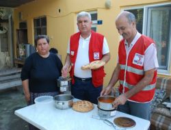 Başkan Öngel, Kızılay Adına Kapı Kapı Dolaşıp Yemek Dağıttı