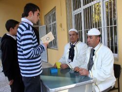 Mezarlıklarda Kur'an Okumak İsteyenler Sınavdan Geçti
