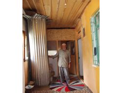 Tokat'ta İçinden Ceviz Ağacı Geçen Ev Görenleri Şaşırtıyor