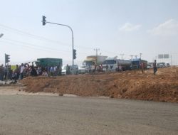 Patnos Sanayi Sitesi Esnafı, Lastik Yakıp Karayolunu Trafiğe Kapattı