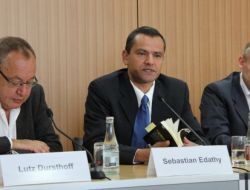 Edathy: Aşırı Sağcılık Demokratların Kabul Edeceği Bir Durum Değil