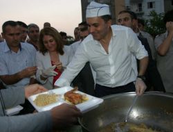 Ömer Çelik Aşçı Kepi Giyip Yemek Dağıttı