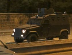 Cizre'de Göstericiler Etrafa Saldırdı