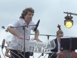 Açık Hava Konserinde Bardaklar Enstrüman Oldu