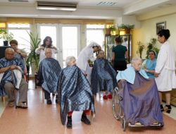 Yenimek Kursiyerlerinden Huzurevi Sakinlerine Bayram Bakımı