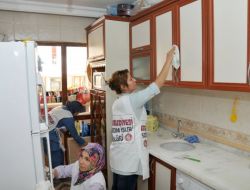 Keçiören'de Yaşlı Ve Engellilerin Evine Belediyeden Bayram Temizliği