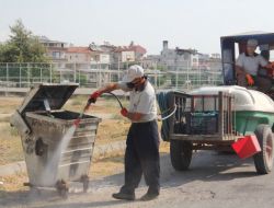 Burhaniye Belediyesi Çöp Konteynerlerini İlaçlıyor