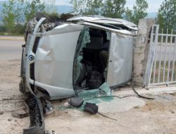 2 Direğe Çarpan Araç Zor Durdu