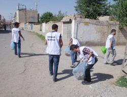 Tatile Gelen Üniversiteli Öğrenciler Mahallelerini Temizledi