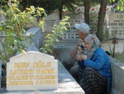 Depremde Yakınlarını Kaybedenler Mezarlıklara Akın Etti
