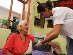 Antalya'da 2 Bin 700 Kişiye Evde Bakım Hizmeti Veriliyor