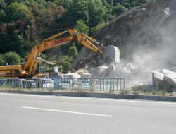 Heyelan Nedeniyle Kapanan Yol Ulaşıma Açıldı