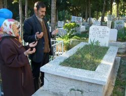 Bayram Arifesinde Mezarlıklar Ziyaretçilerle Doldu