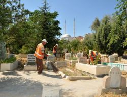 Etimesgut'ta Mezarlıklar Bayrama Hazır