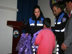 Iğdır Emniyet Müdürlüğü Yardıma Muhtaç Çocukları Sevindirdi