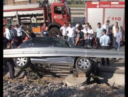 Otomobilde Sıkışan Kadını İtfaiye Kurtardı