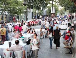 Cadde Üzerinde Masalar Kuruldu, Bin 500 Kişiye İftar Verildi