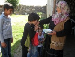 Bayramı Erken Başlatan Erzurumlu Çocuklar; Fındık, Ceviz, Şeker Topluyor