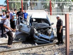Tren, Kapalı Bariyere Rağmen Geçmeye Kalkan Otomobili Biçti: 2 Ölü