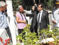 Mersin Şehitliği'nde Hüzünlü Bayramlaşma