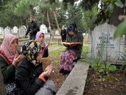 Mezarlıkta Sesli Kur'an-ı Kerim Yayını Mezarlıklardan Sahte Görevlileri Temizledi