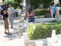 Ramazan Bayramı Arifesinde Mezarlıklar Doldu Taştı