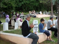 Körez Mahallesi Kabristanlığında Bayram Ziyareti