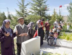 Bayram Arefesinde Vatandaşlar Şehitliğe Akın Etti