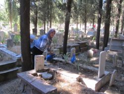 Edremit’te Bayram Arifesinde Mezarlıklar Ziyaretçi Akınına Uğradı