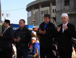 Moskova’da Sokakta Bayram Coşkusu; Yüz Binler Barış İçin Dua Etti