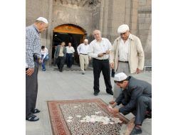 Camilere Akın Eden Kayserililer, Çıkışta Birbirleriyle Bayramlaştı
