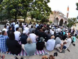 Bulgaristan’da Bayram Namazı Mimar Sinan’ın Eseri Camide Kılındı