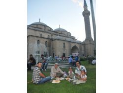 İşadamlarının Destekleriyle Belediye 30 Günde 100 Bin Kişiye İftar Verdi