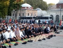 Alperenler Bayram Namazını Ayasofya'nın Önünde Kıldı