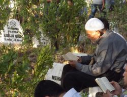 Yayladağı'nda Her Bayram Kabirlere Fidan Dikiliyor