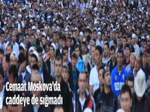 Moskova'da yüzbinlerce kişi sokakta namaz kıldı