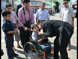 Vali Cerrah, Halkla Bayramlaştı Çocuklara Harçlık Verdi