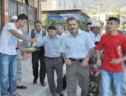 Manisa'da Çocuklarla Birlikte Büyüklerde Şeker Topluyor