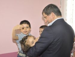 Dışişleri Bakanı Davutoğlu, Çocuk Yuvasını Ziyaret Etti