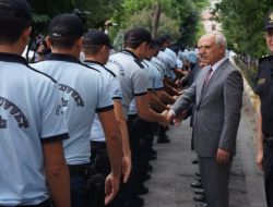 Vali Mutlu Çevik Kuvvet Polisleriyle Bayramlaştı