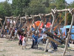 Cizreli Miniklerin Tahta Salıncak Sevinci