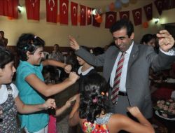 Vali Güzeloğlu, Kimsesiz Çocuklarla Çifte Telli Oynayıp Halay Çekti