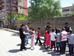 Yüksekova'da Polis, Çocuklara Top Bayram Harçlığı Dağıttı