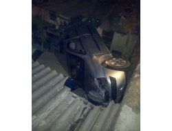 Bayan Sürücü, Otomobiliyle Evin Damına Uçtu