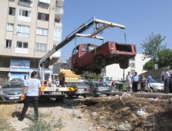 Konak Belediyesi İlçedeki Hurda Arabaları Topluyor
