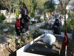 Bayram Arifesinde Şehitlikler Ve Mezarlıklar Ziyaretçi Akınına Uğradı