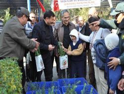 Ormancılar Vatandaşların Bayramını Fidan Dağıtarak Kutladı