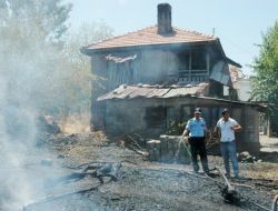 Bahçede Çıkan Yangın Çevredeki Evlere Sıçramadan Söndürüldü